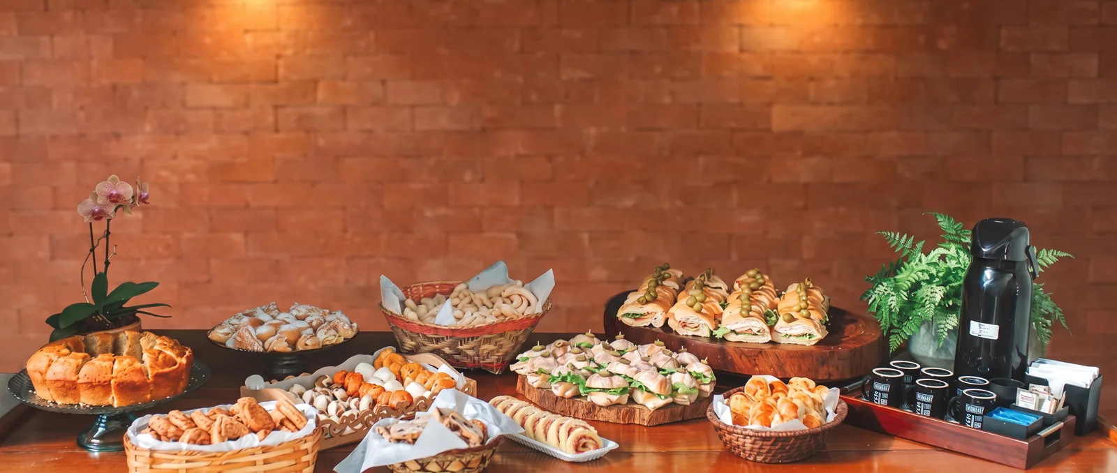 Coffee break da Badajoz montado: cestos de pães, salgados, mini sanduíches e café